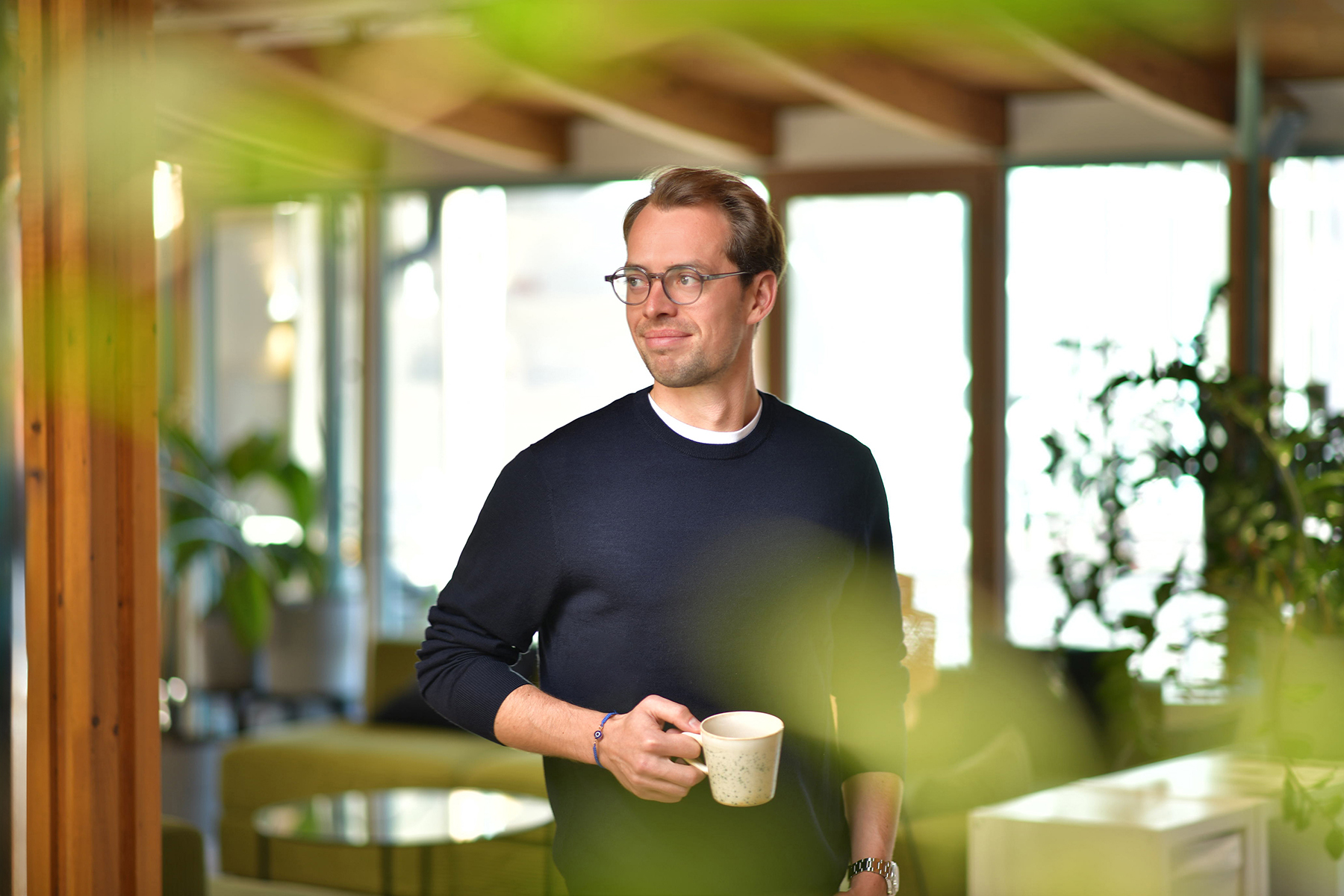 Ein professionelles Bewerbungsfoto aus Berlin von einem älteren Mann vor grauem Hintergrund. Das Bewerbungsfoto ist in Schwarz Weiß gehalten.